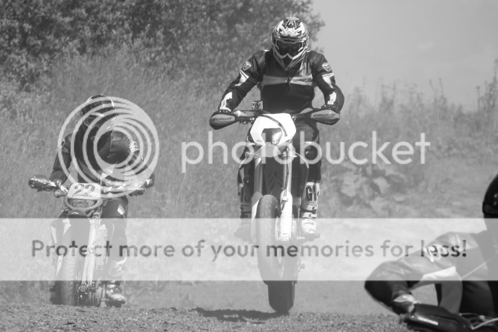http://i980.photobucket.com/albums/ae284/motodrb/Lydd%20Supermoto%202012/lyddjump-Version3.jpg